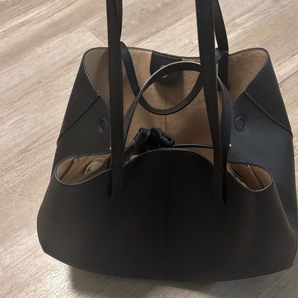Sleek Black Leather Tote Bag - Picture 4 of 6